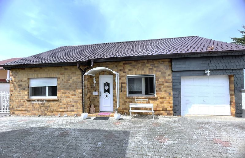 Freistehender Bungalow mit Garage, Westterrasse und sonnigem Garten in ruhiger Lage